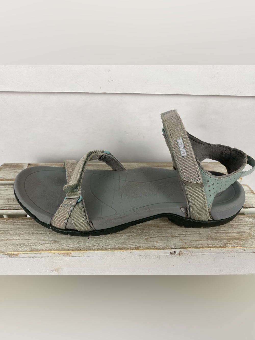 Teva women's Verra sport sandals in a neutral gray color size 9 outdoor utility